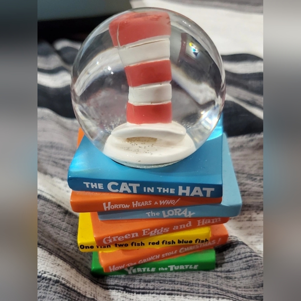 Universal Islands of Adventure Cat in the Hat Souvenir Snowglobe